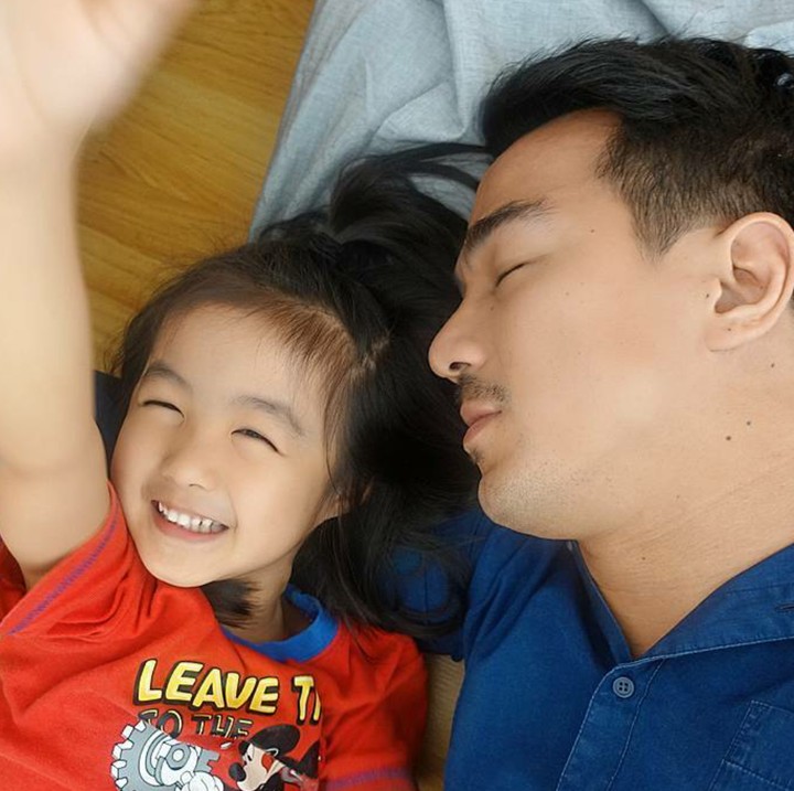 <p>Kalau ini versi lagi sama-sama merem. Tetep aja mirip ya, Bun. He-he-he. (Foto: Instagram/ @joe_taslim)  </p>