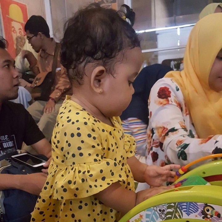 <p>Si 'dress polkadot' lagi asyik main sendiri.</p>
