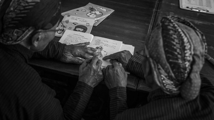 Abdi dalem mengikuti kelas pamulangan atau membaca dan menulis aksara Jawa di perpustakaan kompleks Keraton Ngayogyakarta Hadiningrat, Selasa (22/11). ANTARA FOTO/Hendra Nurdiyansyah/17.