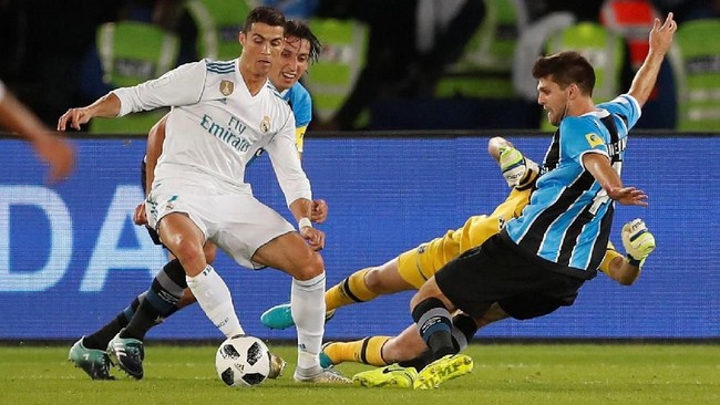 Usai membawa Real Madrid juara Piala Dunia Antarklub, Cristiano Ronaldo mengungkapkan pernyataan yang bisa membuat pendukung Barcelona marah jelang El Clasico.
