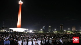 Anies-Sandi Batalkan Salat Tarawih Akbar di Monas