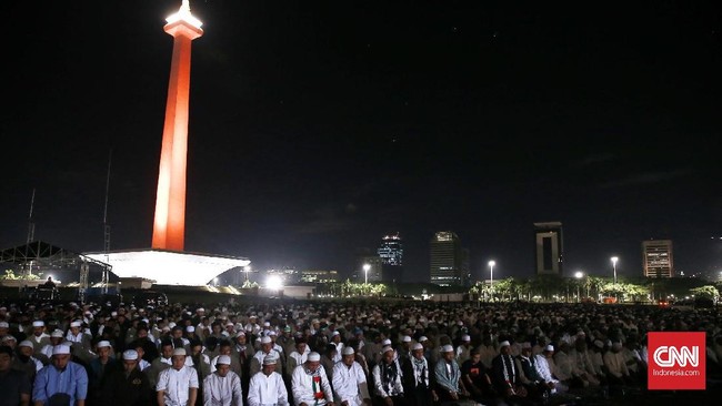 Pemprov DKI membatalkan rencana salat tarawih akbar di Monas setelah mendapat masukan dari ulama dan ormas Islam di Jakarta.