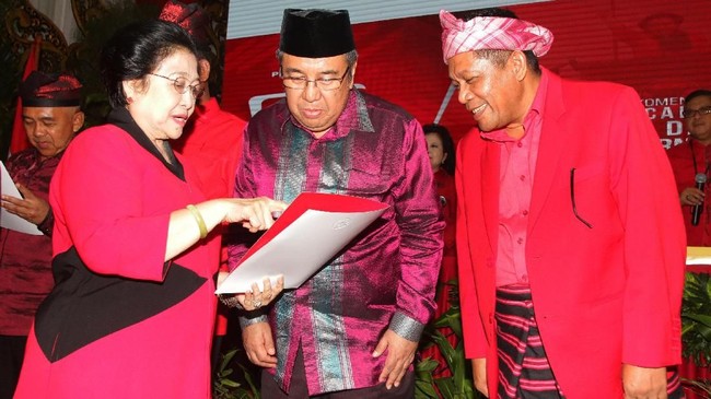 Calon Gubernur Sulawesi Tenggara, Asrun turut diamankan dalam operasi tangkap tangan KPK yang melibatkan anaknya, Wali Kota Kendari Adriatma Dwi Putra.