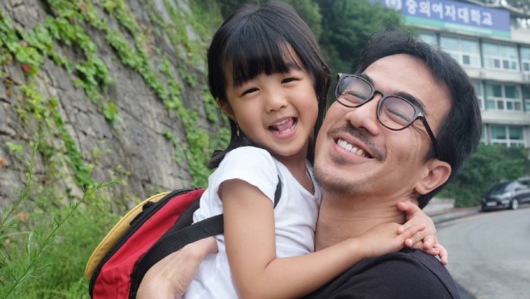 Meskipun di film kelihatan gahar, aktor sekaligus ayah ini mengaku suka panik kalau anaknya sakit.