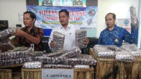 Mobil Berisi 240 Ribu PCC Terparkir di Depan Pesantren Lebak