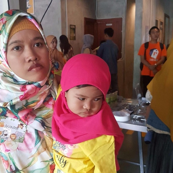 <p>Mumpung si kecil masih mau digendong, yuk puas-puasin menggendong mereka, Bun.</p>