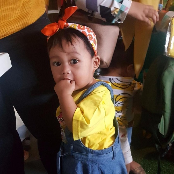 <p>Manisnya si kecil, pakai kaos kuning dipadu rok overal jeans, dipermanis bando bunga-bunga.</p>