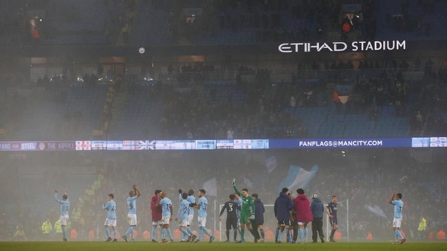 Manchester City mencatat rekor tak terkalahkan pada 18 pertandingan Liga Primer Inggris usai menghajar Tottenham Hotspur 4-1 di Etihad.