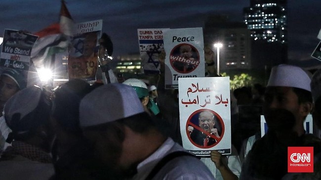 Massa Aksi Bela Palestina 1712 mulai menggelar orasi di panggung utama lapangan Monas Jakarta Pusat sehabis salat subuh berjamaah pada Minggu pagi (17/12).