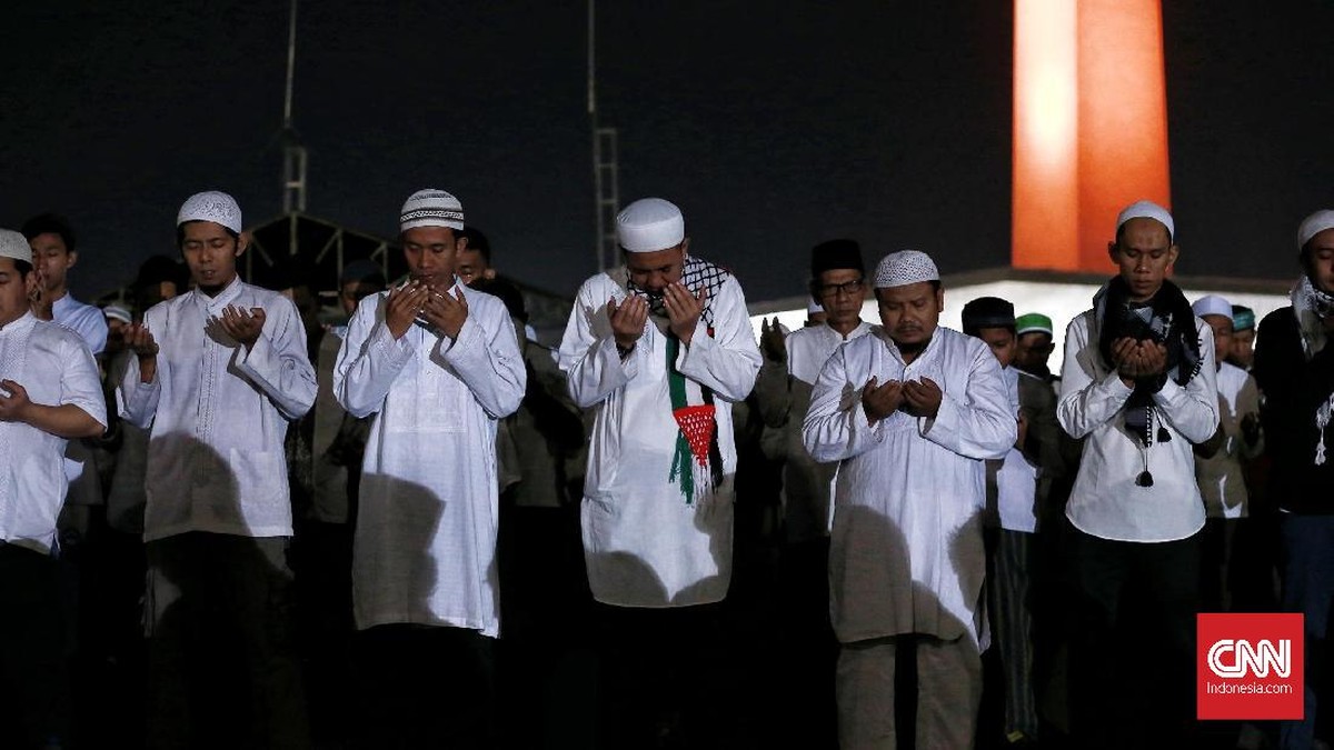 FOTO: Subuh Berjamaah di Monas untuk Palestina