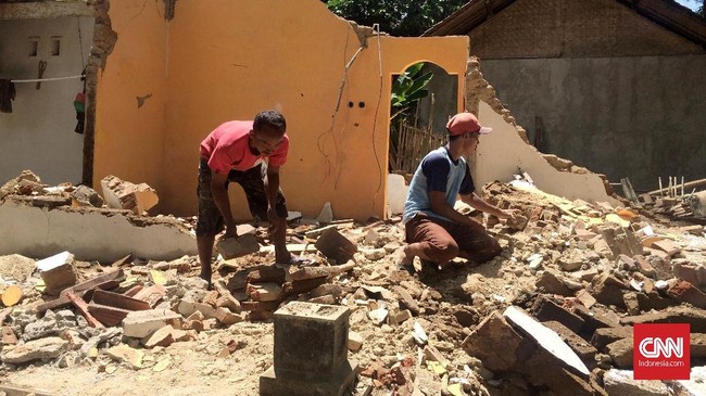 Selain merobohkan rumah warga dan fasilitas umum, gempa meninggalkan perasaan takut dan khawatir bagi warga Kecamatan Karangnunggal dan Taruju.