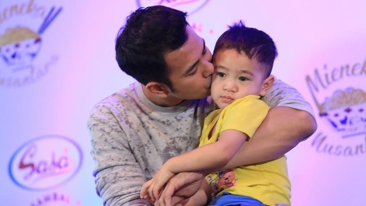 Sebagai orang tua, Raffi merasa bersalah ketika mendengar Rafathar protes tentang kesibukannya.
