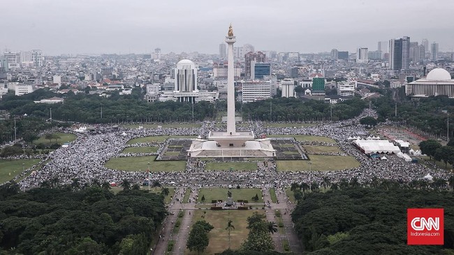 <p>Massa Aksi Bela Palestina atau aksi 1712 melakukan aksi di Monas, Jakarta Pusat. Sejak pagi sampai siang, para peserta terus berdatangan. (CNN Indonesia/Andry Novelino).</p>