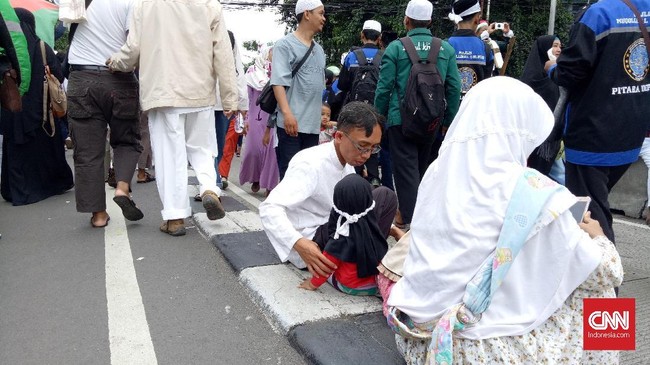 Aksi Bela Palestina tak hanya diikuti orang dewasa, namun buah hati pun dibawa untuk diajarkan semangat membela Islam dan Palestina.