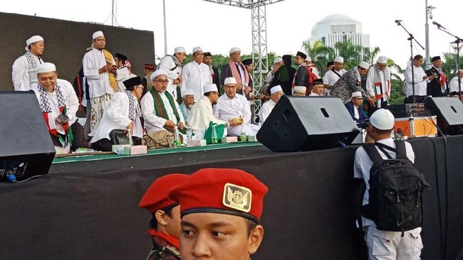 Dalam orasinya di aksi 1712, Ketua MUI Maruf Amin meminta Donald Trump untuk mencabut pengakuan Yerusalem sebagai ibu kota Israel.