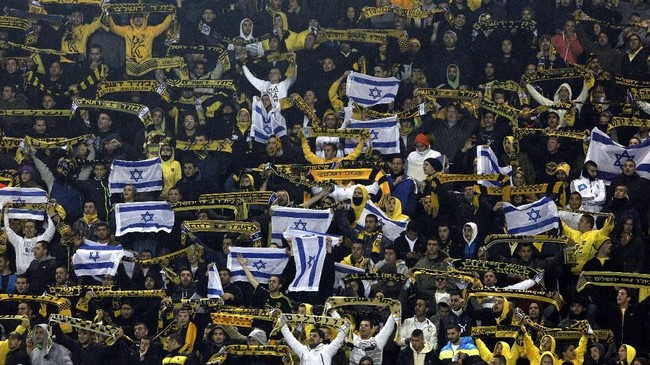 Kelompok suporter Beitar Jerusalem, La Familia, sangat membenci Muslim dan murka ketika klub kesayangan mereka merekrut dua pemain Muslim pada 2013.