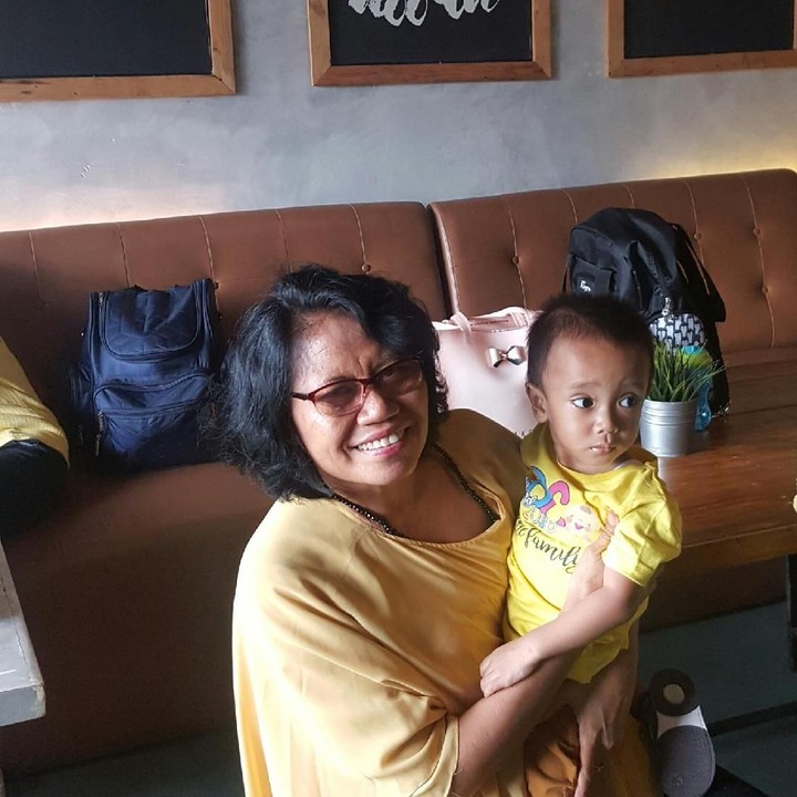 <p>Kasih sayang ibu pada anaknya antara lain diwujudkan dengan menggendong dan memangku.</p>