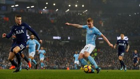 Owen Sebut De Bruyne Lampaui Trio Legenda MU