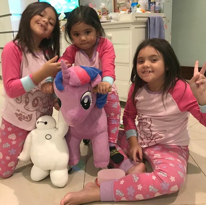 <p>Bersama kedua sepupunya main boneka kuda poni. Lucu-lucu semua. (Foto: Instagram @reisabrotoasmoro)</p>