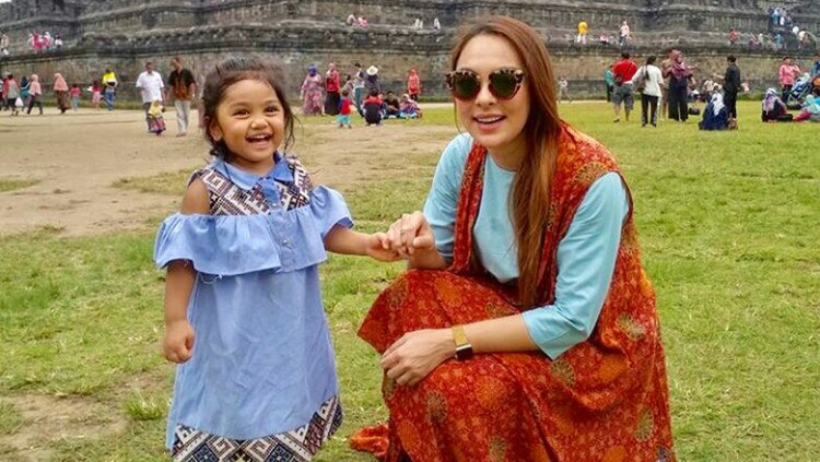 Ania, putri sulung dr Reisa happy banget nih bakal punya adik. Dia sama sekali nggak cemburu, lho.