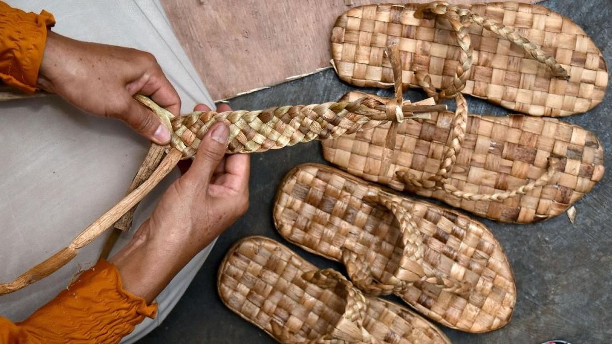 FOTO: Cara Kreatif 'Olah' Eceng Gondok Rawa Pening