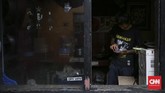 FOTO: Mengintip Aktivitas Taring Babi, Komunitas Punk Jakarta Beragam aktivitas dilakukan Komunitas Taring Babi. Mereka terbuka untuk siapa saja yang ingin datang dan belajar, dari mulai mencukil kayu hingga sablon.