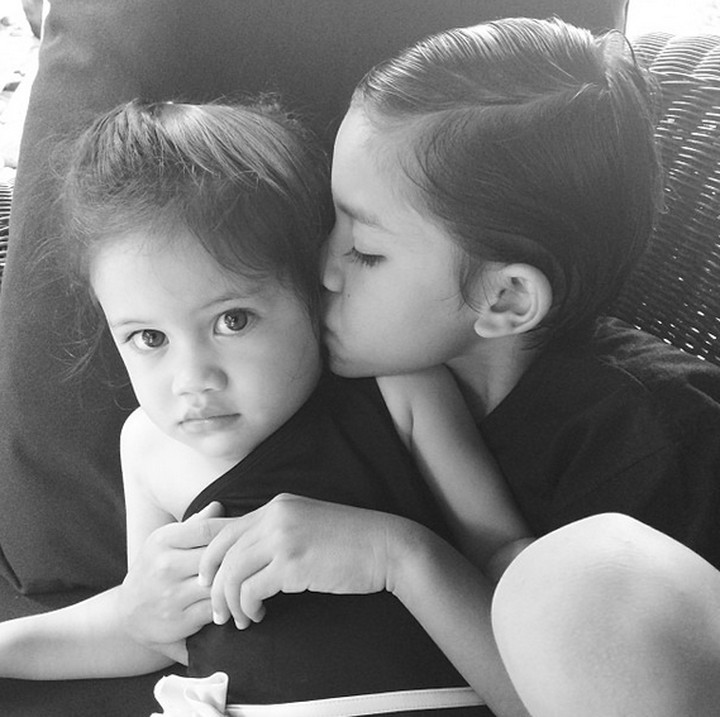 <p> Muah! Kecup sayang Jason untuk sang adik. (Foto: Instagram/ @nanamirdad_)</p>