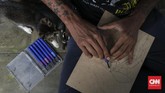 FOTO: Mengintip Aktivitas Taring Babi, Komunitas Punk Jakarta Beragam aktivitas dilakukan Komunitas Taring Babi. Mereka terbuka untuk siapa saja yang ingin datang dan belajar, dari mulai mencukil kayu hingga sablon.