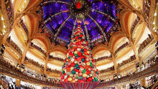 Natal identik dengan kegiatan mendekorasi pohon Natal. Tapi, di beberapa negara ada pohon Natal yang malah tak berbahan dasar pohon cemara.