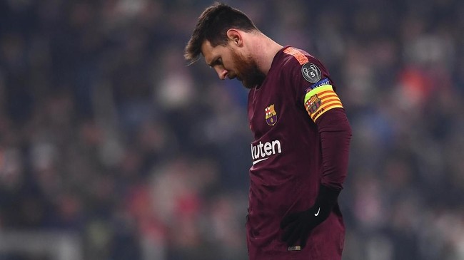 Barcelona's Argentinian forward Lionel Messi reacts during the UEFA Champions League Group D football match Juventus Barcelona on November 22, 2017 at the Juventus stadium in Turin.  / AFP PHOTO / Marco BERTORELLO