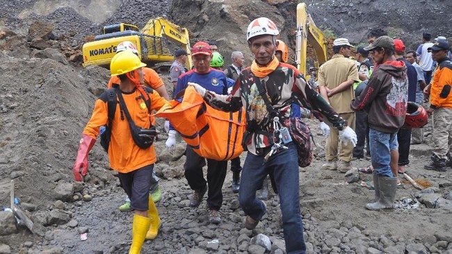Sebanyak delapan penambang batu bara di Kalsel ditemukan tewas tertimbun longsor. Sementara dua orang lainnya masih hilang.