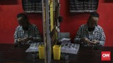 FOTO: Mengintip Aktivitas Taring Babi, Komunitas Punk Jakarta Beragam aktivitas dilakukan Komunitas Taring Babi. Mereka terbuka untuk siapa saja yang ingin datang dan belajar, dari mulai mencukil kayu hingga sablon.