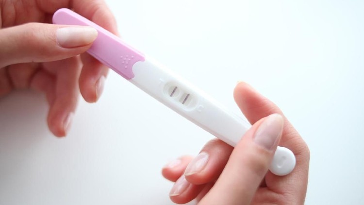 Untuk mengecek apakah Bunda positif hamil, salah satu cara yang umum digunakan adalah test pack. Seberapa akuratkah?
