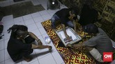FOTO: Mengintip Aktivitas Taring Babi, Komunitas Punk Jakarta Beragam aktivitas dilakukan Komunitas Taring Babi. Mereka terbuka untuk siapa saja yang ingin datang dan belajar, dari mulai mencukil kayu hingga sablon.