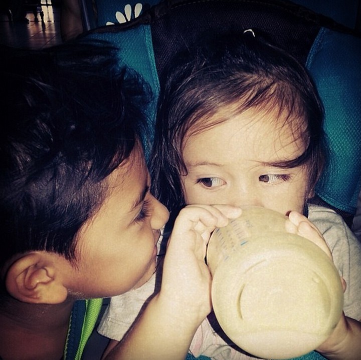 <p> Waduh, kakak Jason nggodain adik Sarah yang lagi minum susu nih. (Foto: Instagram/ @nanamirdad_)</p>