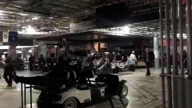 Hampir seribu penerbangan ditunda dan ribuan penumpang terlantar akibat mati di Bandara Internasional Hartsfield-Jackson, Atlanta, Amerika Serikat.
