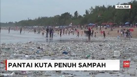 VIDEO: Jelang Akhir Tahun, Pantai Kuta Penuh Sampah
