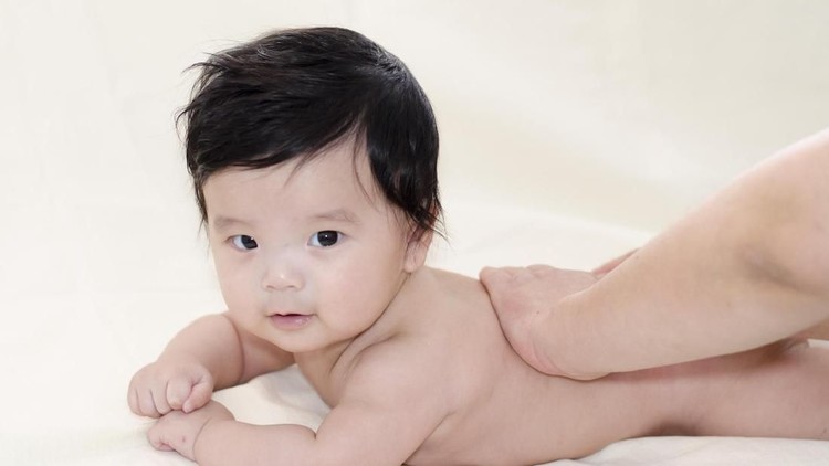 Memijat bayi memang nggak boleh asal-asalan. Yuk, perhatikan hal ini dulu, Bun.
