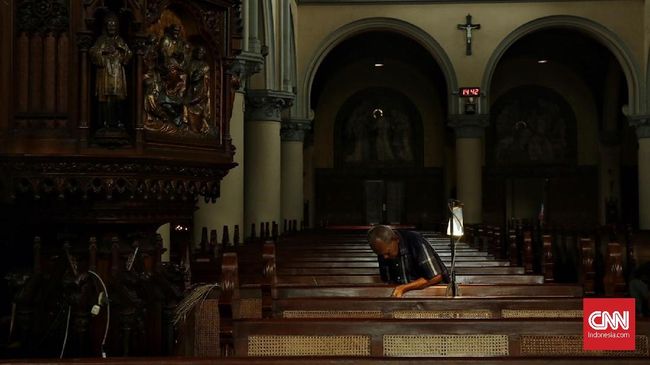 Wisata religi, baik ke masjid atau gereja bersejarah, bisa jadi kegiatan yang membuat kita kembali mengingat konsep menghargai antar umat beragama.