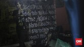 FOTO: Mengintip Aktivitas Taring Babi, Komunitas Punk Jakarta Beragam aktivitas dilakukan Komunitas Taring Babi. Mereka terbuka untuk siapa saja yang ingin datang dan belajar, dari mulai mencukil kayu hingga sablon.