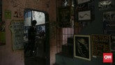 FOTO: Mengintip Aktivitas Taring Babi, Komunitas Punk Jakarta Beragam aktivitas dilakukan Komunitas Taring Babi. Mereka terbuka untuk siapa saja yang ingin datang dan belajar, dari mulai mencukil kayu hingga sablon.