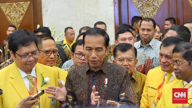 Presiden Jokowi mengaku masih mendiskusikan nama-nama cawapres baginya di Pemilu 2019. Ia sempat menyinggung nama Airlangga yang berdiri di sampingnya.