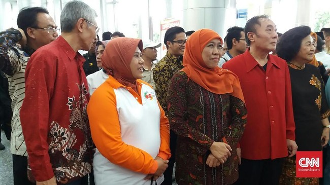 Menteri Sosial Khofifah Indar Parawansa menghibur pasangan nikah massal di Jawa Timur dengan lagu 'Sekuntum Mawar Merah'.