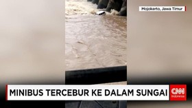 Minibus Hanyut ke Dalam Sunga