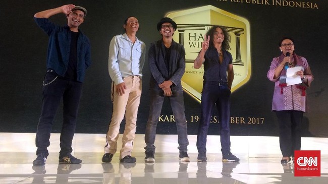 Grup band rock legendaris Slank dinobatkan menjadi  Duta Perlindungan Warga Negara Indonesia 2017 oleh Kementerian Luar Negeri RI pada Selasa (19/12).
