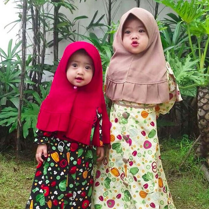 <p>Pakai busana muslim kayak gini makin imut aja sih Khadeejah dan Maryam. (Foto: Instagram/ @maryam_nusaibah_abdullah)  </p>