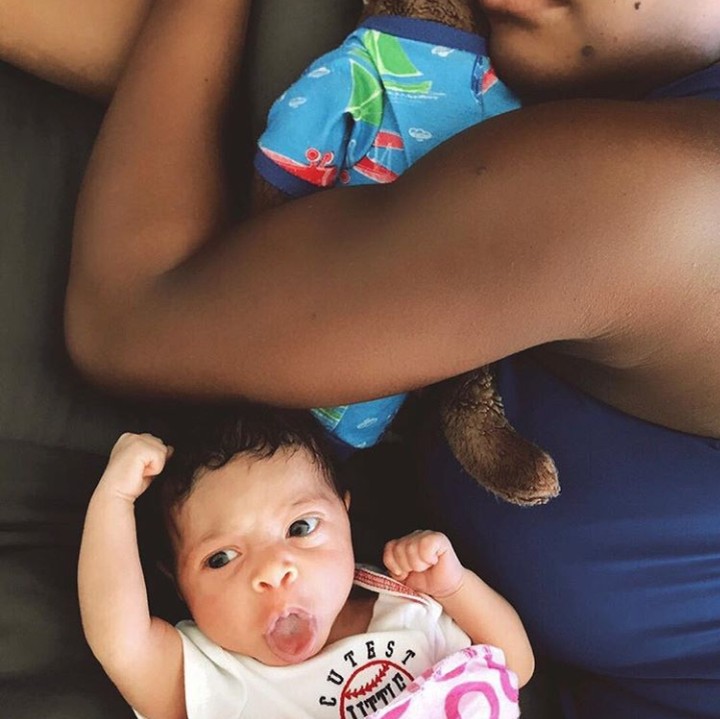 <p>Kalau yang ini Olympia lagi jagain sang bunda yang sedang tidur. (Foto: Instagram @olympiaohanian)</p>