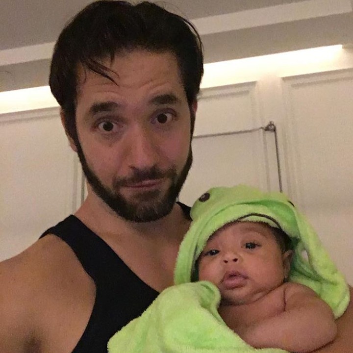 <p>Wah segarnya habis dimandikan sang ayah, Alexis Ohanian (Foto: Instagram @serenawilliams)</p>