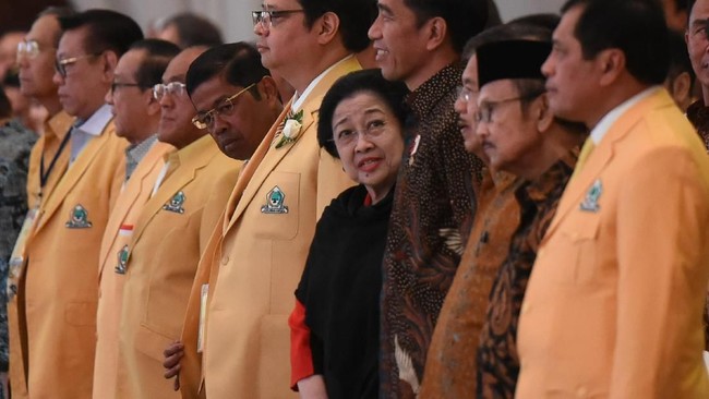 Megawati merasa bingung PDIP diundang HUT partai Golkar. Pasalnya, dia merasa PDIP saat ini sebagai partai yang tengah dimusuhi.