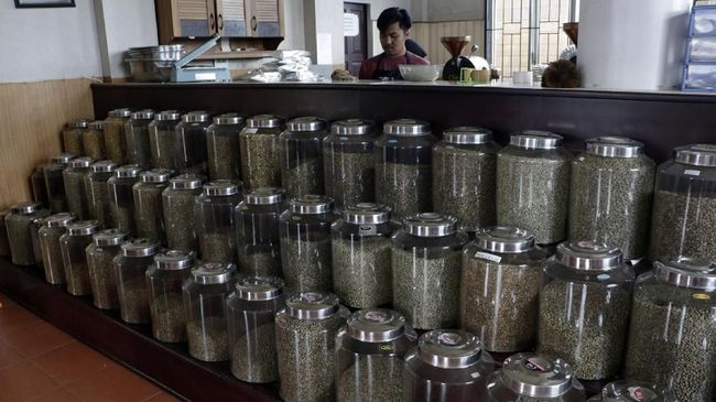 Terdapat sejumlah oleh-oleh khas Aceh yang mudah ditemui saat berkunjung ke Serambi Mekah, mulai dari kopi Aceh gayo hingga Songket Aceh.